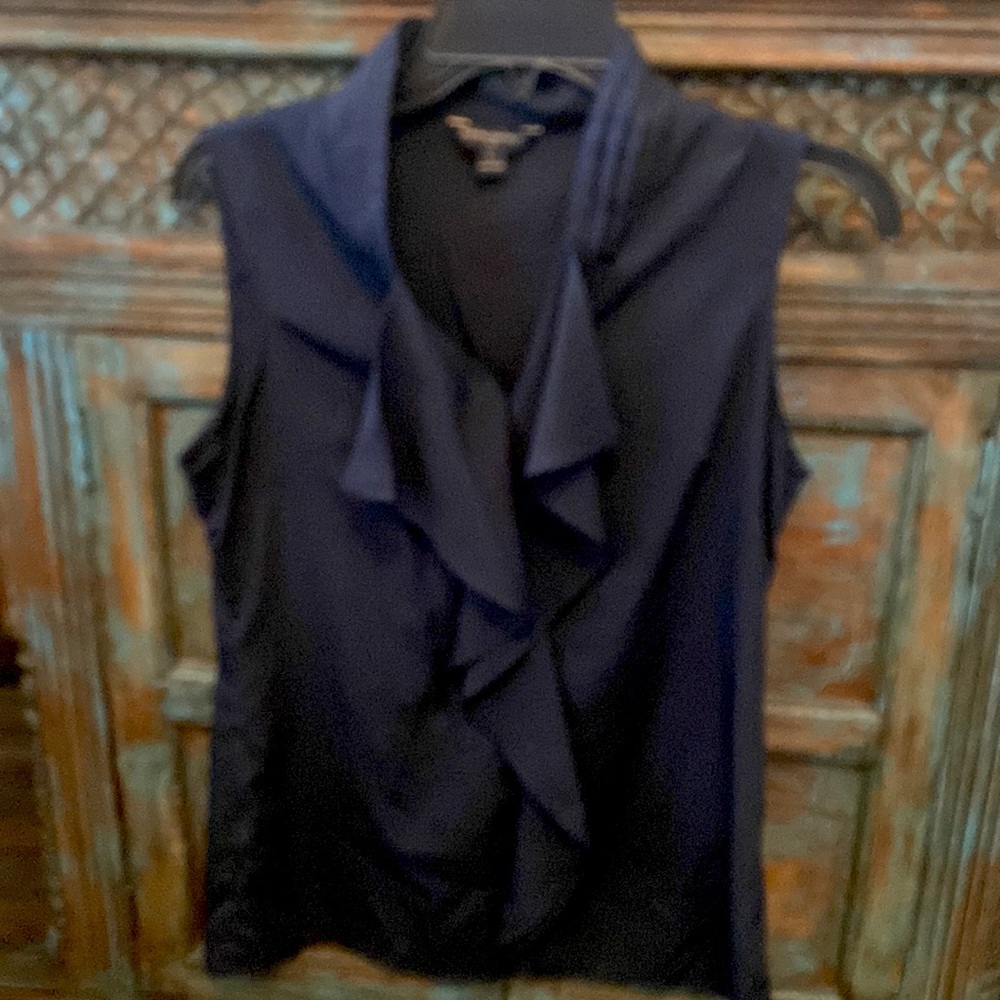 Banana Republic sleeveless ruffled navy blouse. Size S